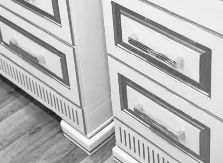 Шкаф пенал Opadiris Оникс 50 L Z0000005505 Белый глянцевый с серебристой патиной 